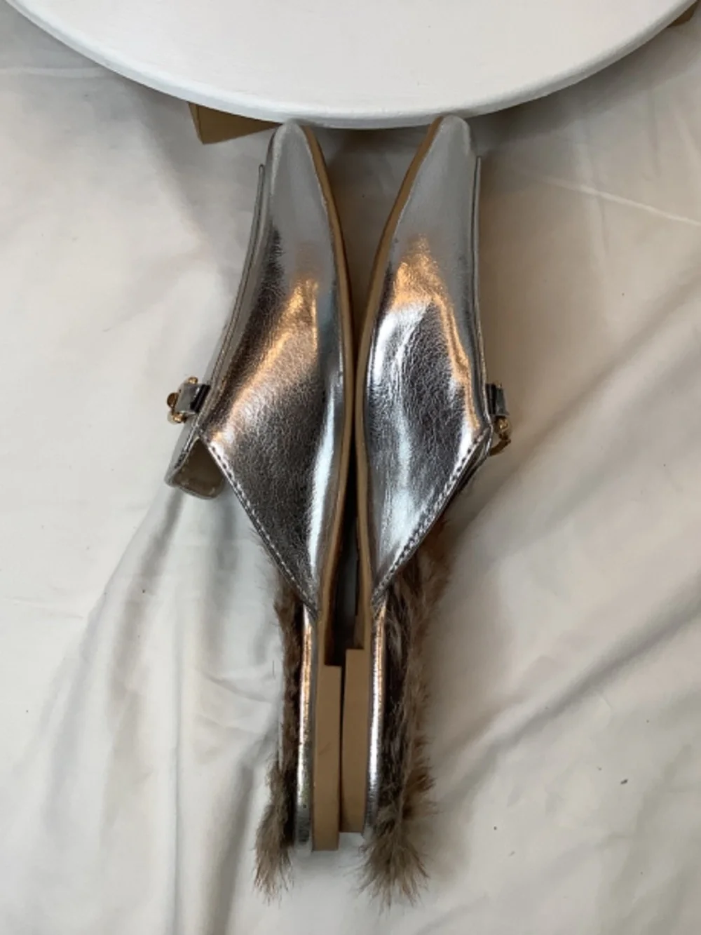 EUC Qupid swirl Mule silver fur sz. 5.5 flats Slingback